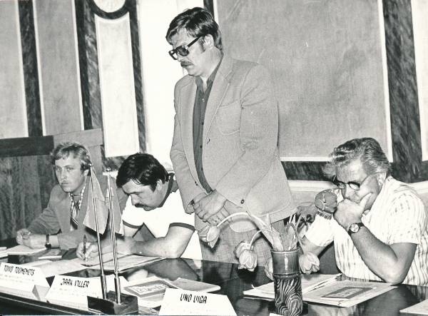 Pressikonverents raekojas ettevalmistatava laulupeo asjus. Vasakult Valev Pärn, Toivo Toomemets, Jaak Viller, Uno Uiga. Tartu, 1981.
