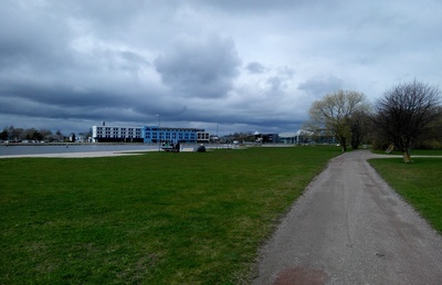 Kuressaare rand, tursakirik ja sadamasild, taamal Wildenbergi vabriku varemed rephoto
