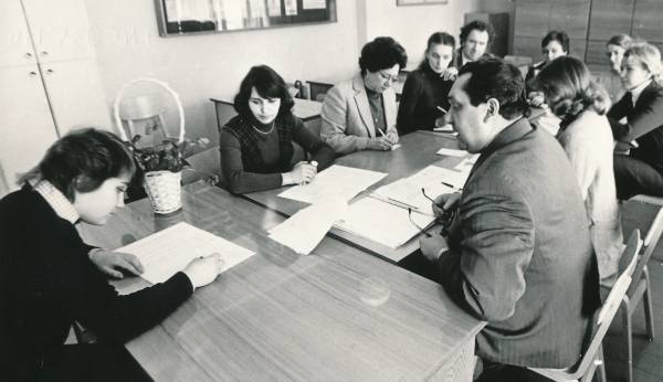 Tartu Meditsiinikool, lõpetajate kohtadele suunamise komisjon.  Lõpetaja Reet Loim annab allkirja suunamislehele. 1979