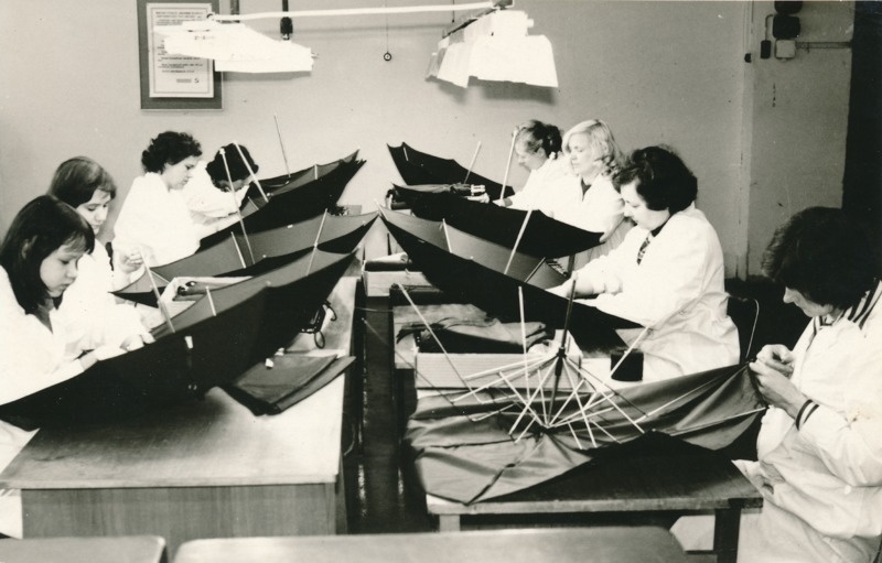 Tartu Aparaaditehas.  Kokkupandavate meestevihmavarjude montaaž.  Tartu, 1979.