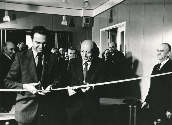 Tartu Inseneride Maja pidulik avamine. Linti lõikavad läbi Nikolai Preiman (paremal) ja Indrek Toome. 1981