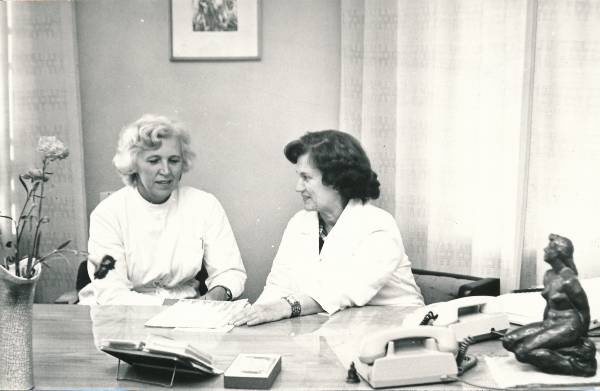 Tartu linna polikliinik. Peaarsti asetäitja Milvi Miidla (vasakul)  ja peaarst Sigrid Aru. 1979