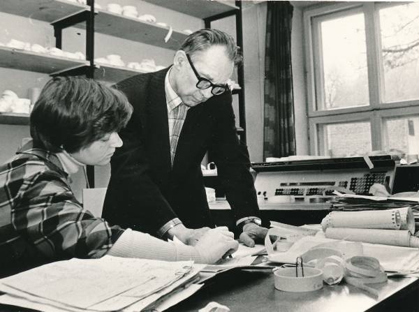 Tartu ülikool, keemiaosakond.  Prof. Viktor Palm juhendab diplomandi Juta Reiljani. Tartu, 1980.