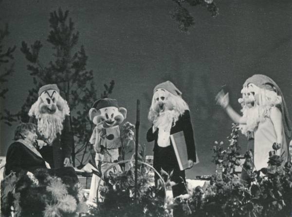 Teater Vanemuine. Kaarel Irdi 70. juubeli tähistamine. Vasakul Kaarel Ird, teda õnnitlevad noorsooteatri esindajad. Tartu, 1979.