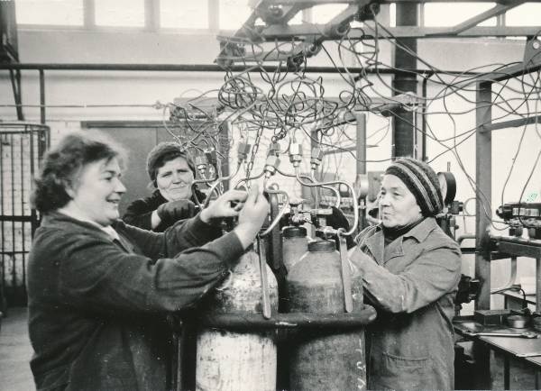 Tartu Aparaaditehas, töötajad Malle Sumberg, Regina Veebel ja Resilda Arrak täidavad hapnikuballoone. 1981