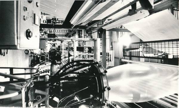 Tartu Plastmasstoodete Katsetehas, uue olme- ja tootmishoone avamine. Esiplaanil kiletootmise automaat tsehhis. 1980