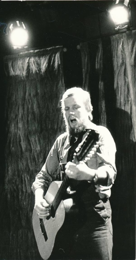 Teater Vanemuine, laulab näitleja Tõnu Tepandi. Tartu, 1980.