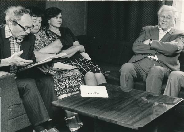 Tartu Inseneride Maja, Riho Lahi autoriõhtu. Paremalt Riho Lahi ja Tartu rahvateatri näitlejad Liidia Rohtla, Imbi Pallo, Bernhard Pedosson. 1981