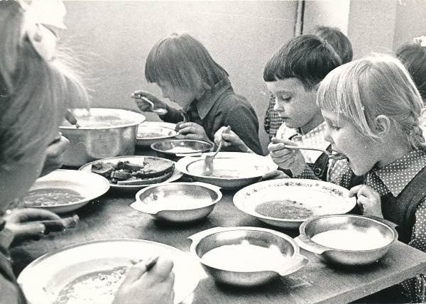 Tartu 3. keskkool, 6-aastased õpilased koolisööklas. 1979