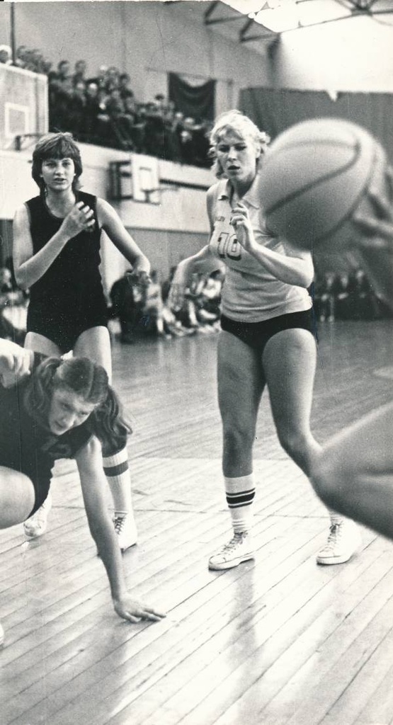 TRÜ korvpallinaiskond mängimas. Tartu, 1979.