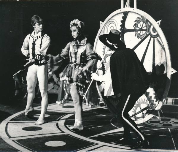 Teater Vanemuine. Stseen L. Delibes´i balletist Coppelia, balletisolistid (vasakult) Mihhail Djatšihhin, Rufina Kozlova, Illar Rätsep. Tartu, 1979.