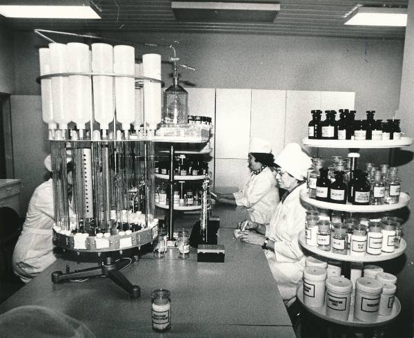 Kesklinna apteek, arstirohtude valmistamise ruum. Tartu, 1980.