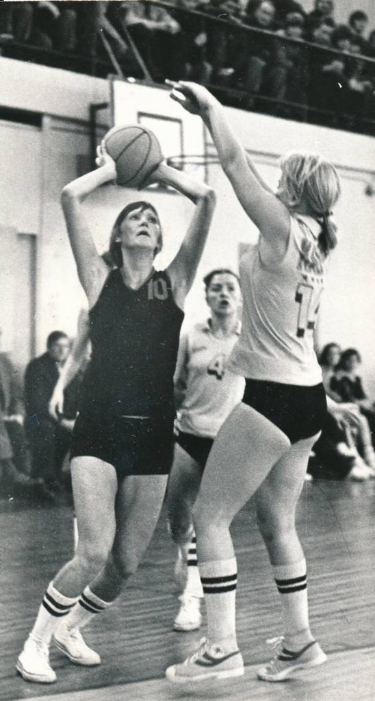 TRÜ korvpallinaiskond mängimas, 1979.