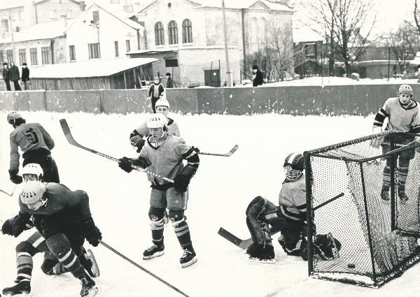 VSÜ Kalev ja Eesti Raadio ühisüritus 12 terviselaupäeva. Hokimäng.  Tartu, 1979.