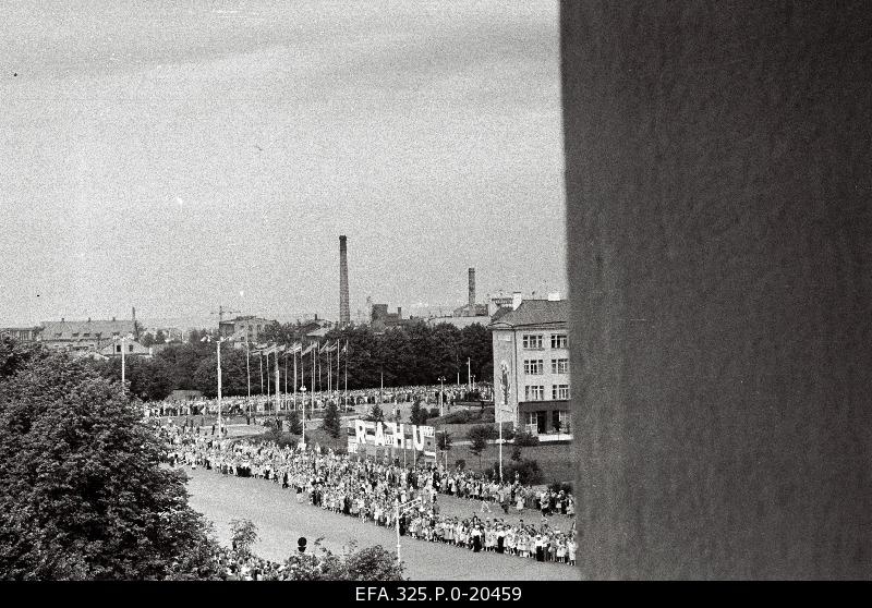 From the 15th general song festival, the train passage of the participants moves from the Central Square to the Narva highway.