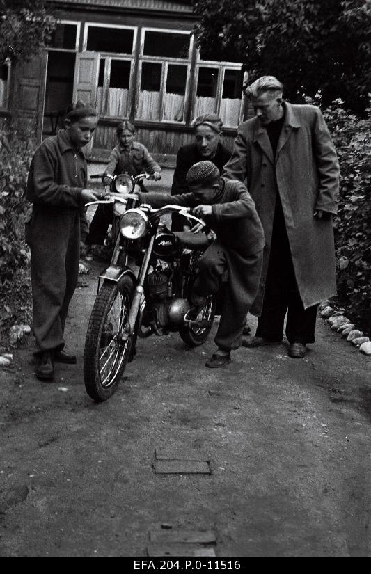 Haapsalu Pioneer House car engineers.