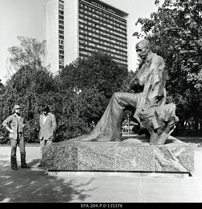 A.H. Tammsaare Memory Sculptor Jaak Soans (left) and architect Rein Luup at the Memory Sculpture.
