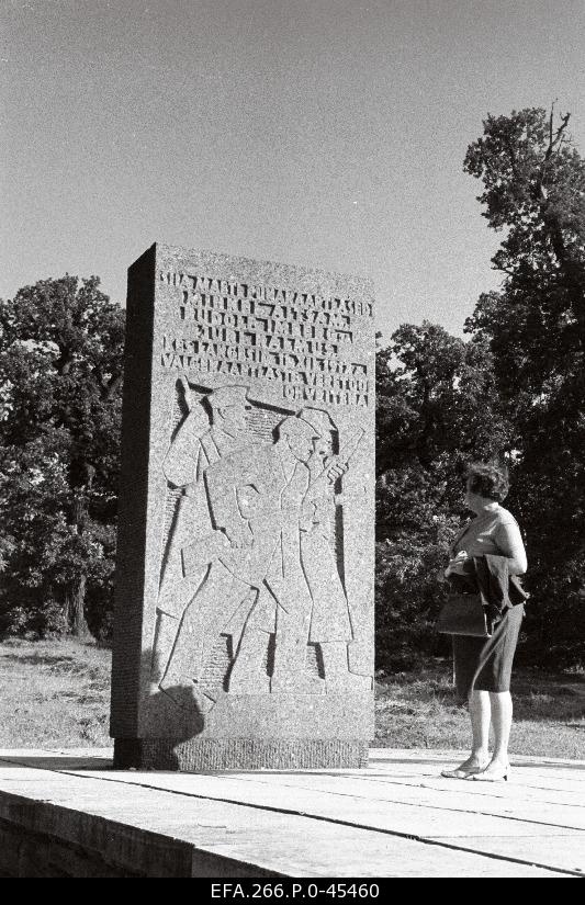 The Red Guards Mihkel Aitsam, Rudolf Imberg and Jüri Kalmus, who were killed by the White Guardians on December 11, 1917, were a monument.