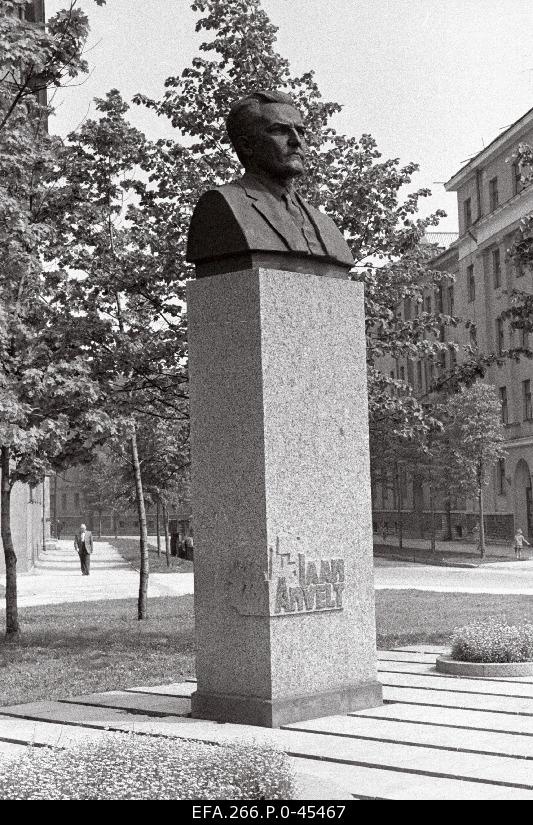 Revolutionary Jaan Anveld Bustmonument on Lomonossov Street.