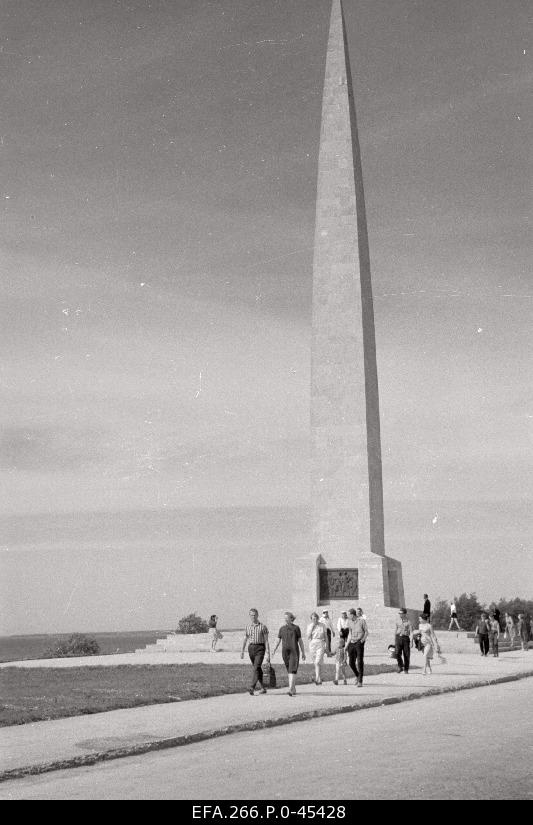 Remember the heroic ice trip of Soviet ships in the Gulf of Tallinn in February 1918 (architect m. Port, sculptor L. Tolli, erected in the 1960s). ).