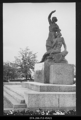 On October 16, 1905 a memorial of the demonstrators killed on the new market in the park on October 16th. (Sculptor L. Palutedre, architect m. Port, opened on 5 November 1959).  similar photo