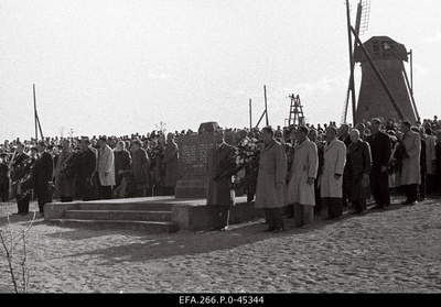 The former warmen of the Estonian Laskurkorpus fell at the commemoration of the warmen built in honor of the battle hall of 21 September 1944.  similar photo