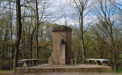 Bergmann, seriously. Monument in Tartu Toomemäe rephoto