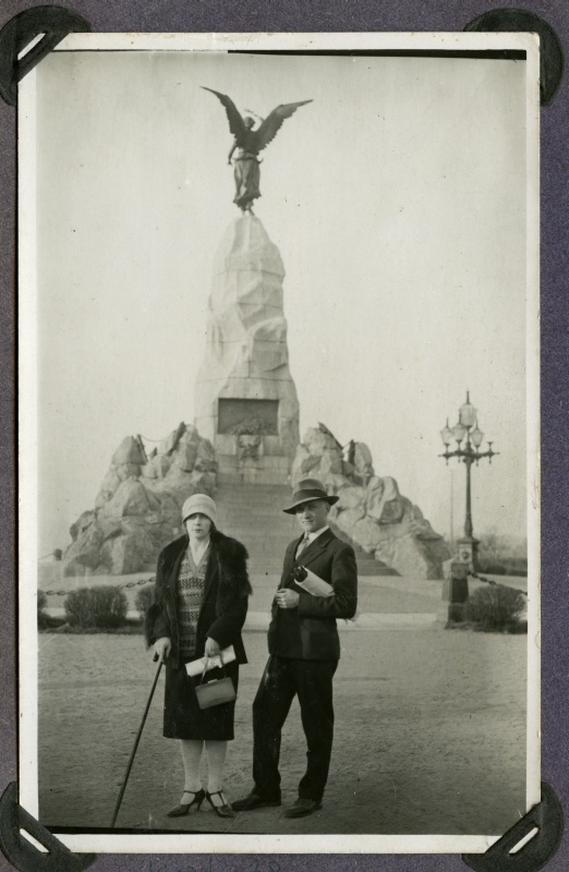 Tänavakostüümis ja kepiga naisterahvas  ning A.Pontak "Russalka" mälestusmärgi juures