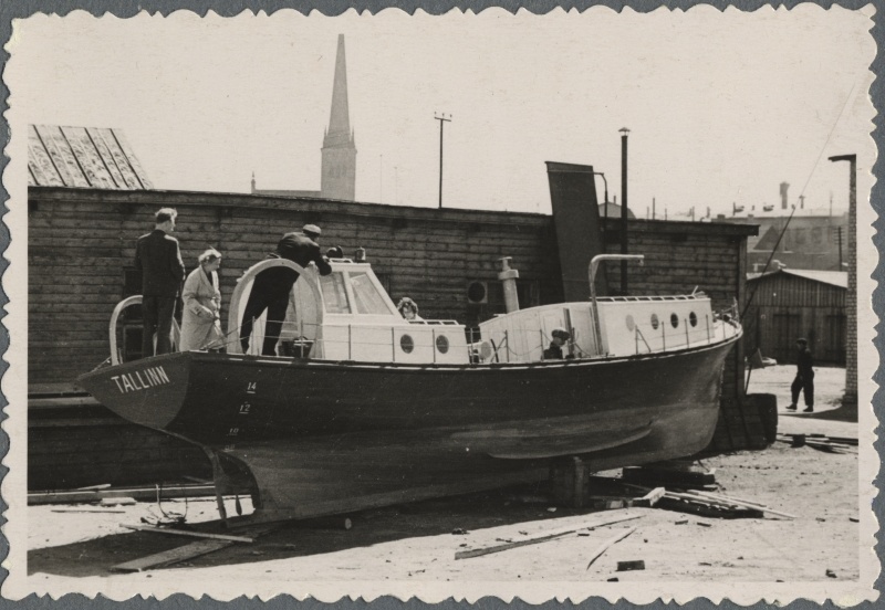 Üleliidulise Merekalamajanduse ja Okeanograafia Teadusliku Uurimise Instituudi Eesti osakonna töötajad ekspeditsioonilaeva "Marina" vastuvõtul laevatehases.
Tallinn, 1960