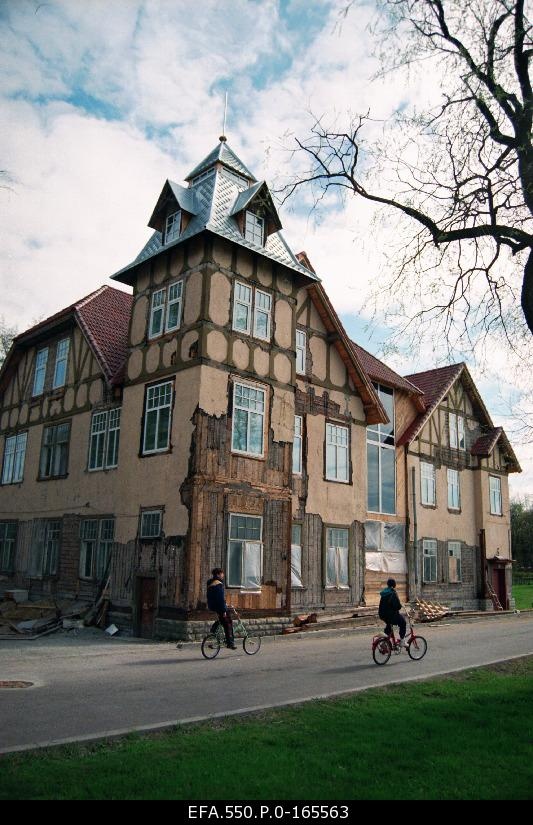 Building on the way to Pirita.