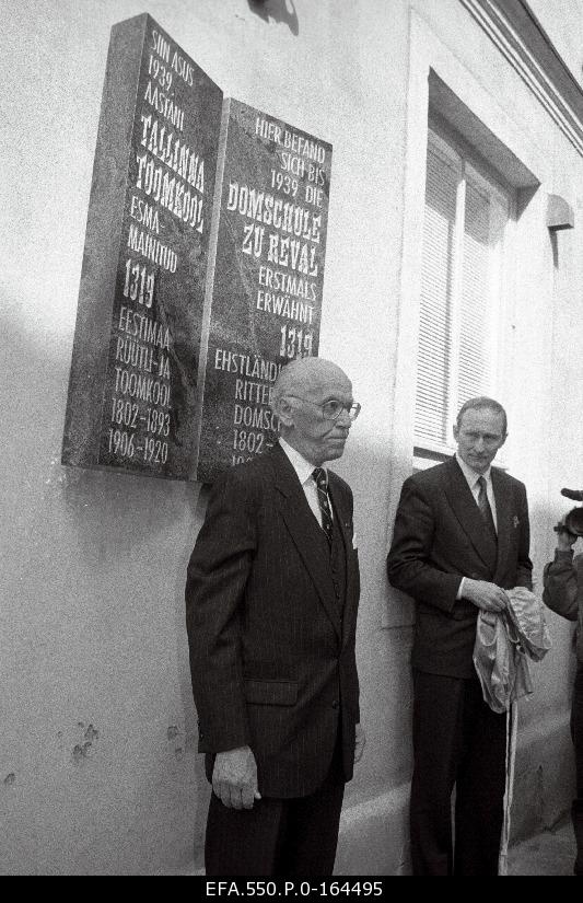 Opening of the monument pillar on the wall of the former Knight and Toom School in Toompea (former schools in Northern Europe, founded in 1319). The cover was removed from the memorial coffer by the President of the Republic of Estonia, Lennart Meri (left) and the Minister of Education, Jaak Aaviksoo.