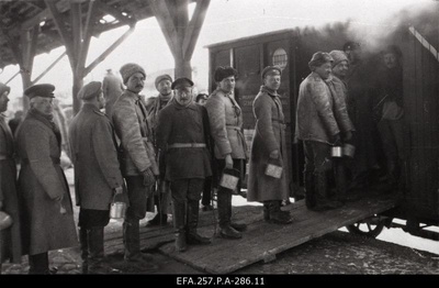 [1. Artillery Road 4 Battery soldiers before driving to the front at Nõmme Station at the kitchen car in the dining order].  duplicate photo