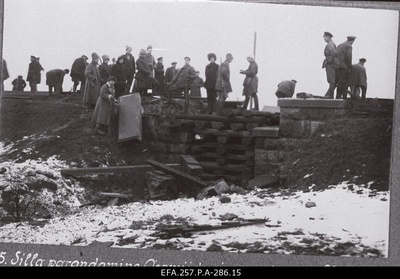 War of Liberty.Laiarööpalise armour train nr.1 work team repairing the railway bridge of Mustjõe. In the middle (white hat, standing on the leader) train commander Captain Anton Irv, on the left (profile, hand in pocket) Lieutenant Reinhold Sabolotny (Sabolotni).  duplicate photo