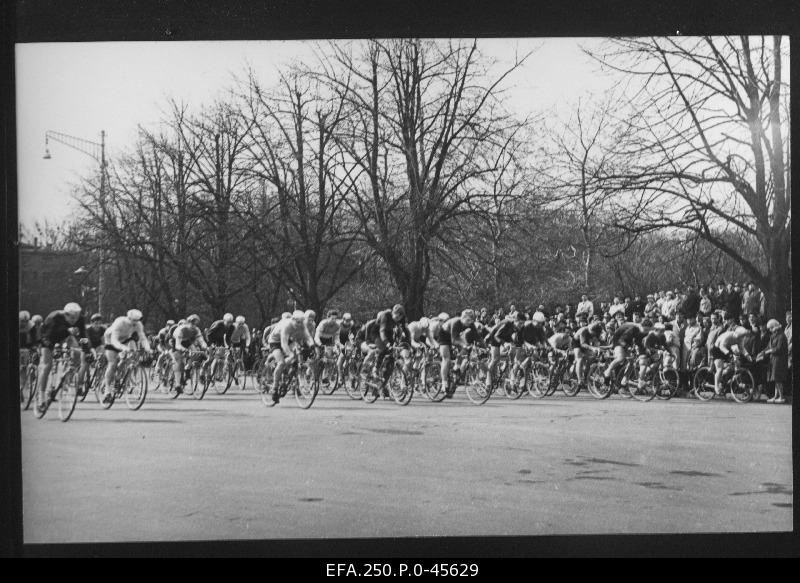 The start of the Tallinn stage of the Estonian Soviet Cycling Championships.