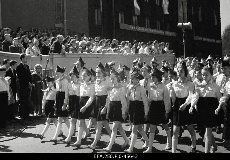 First Secretary of the Central Committee of the ECB J. Käbin, second Secretary of the Central Committee of the ECB a. Vader, Secretary of the Presidium of the Supreme Council of Estonia R. Tolbast, first Secretary of the Tallinn City Committee V. Väljas, first Secretary of the Central Committee of the Estonian National Council J. Lüllemets, etc. Pioneer organization V.I. Accepting the parade of celebration of the 40th anniversary of the name of Lenin.