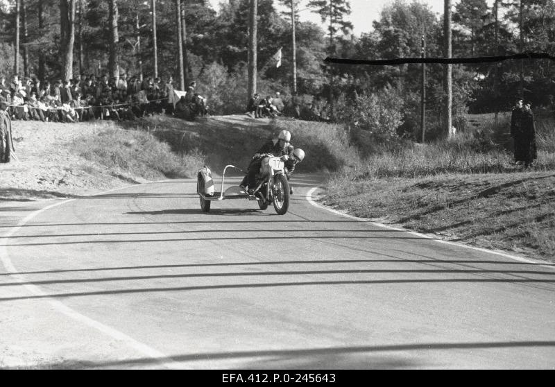 Motosportians Harald Kanniste / Harald Praks ENSV in the 1953 Circuit Trip in the Pirita-Kose-Kloostrimetsa Circuit.