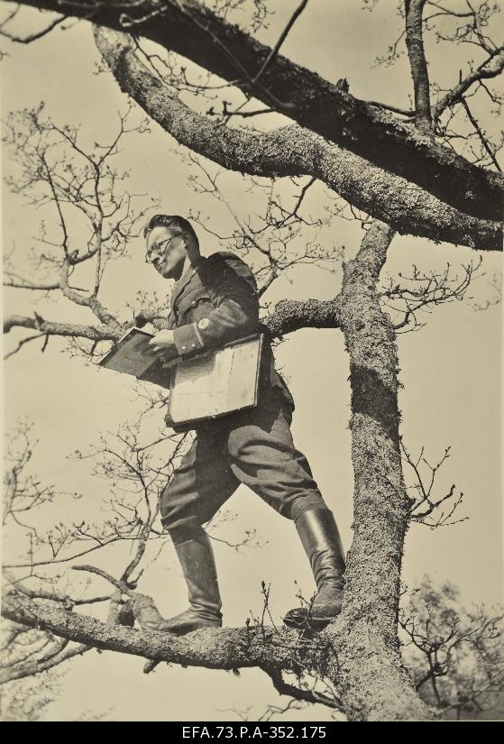 Army Training Events Army School Fußball Army officers class flag Arnold Kiple on the outdoor tree under landscape observation.