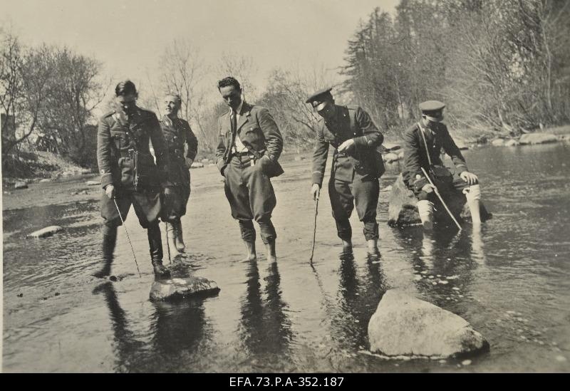 Army Training Accommodations War School's class of officers of the footsteps at an outdoor break in the River Vääna in Hüüru.