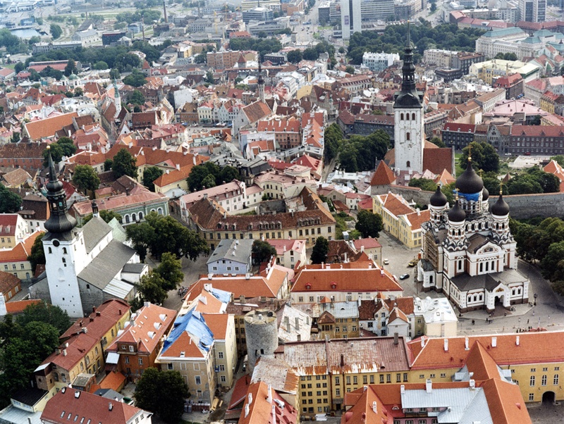 Aerofoto: esiplaanil Lossi plats, Toomkirik