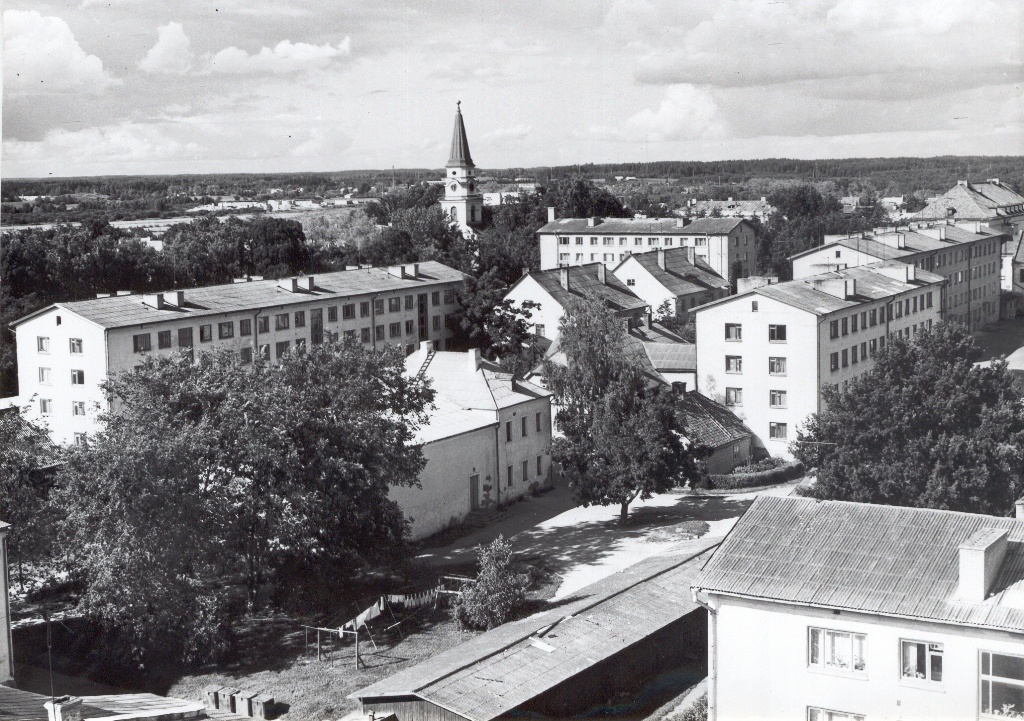 Foto. Võru.Tartu  tänav , kino Avangard, kaks 4-korruselist elamutaugustis 1982.a.