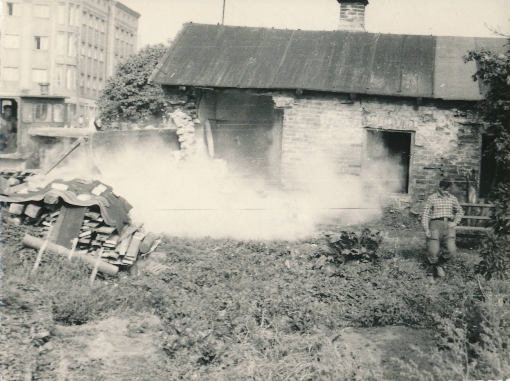 Kino Ekraan. Ehitusele eelnevad lammutustööd. Tartu, 1960.a.