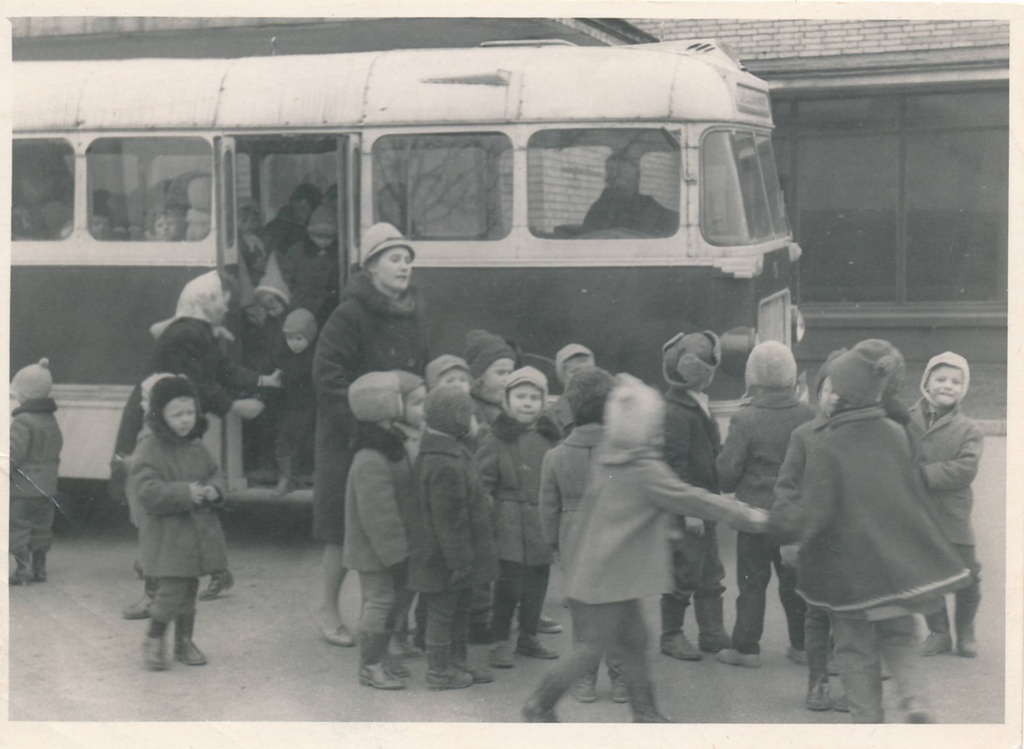 Kino Ekraan: lasteaialaste kinokülastus. Tartu, 1967.a.