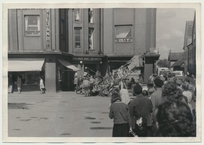 foto, Viljandi, V. Kingissepa (Lossi) ja Tartu tn ristmik, Tallinna Kinostuudio mängufilmi "Ühe katuse all" võtted, 1962, foto A. Kiisla  similar photo