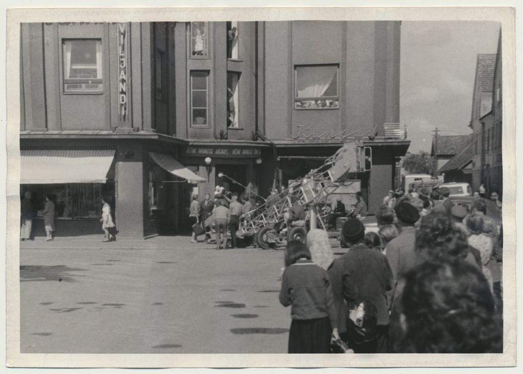 foto, Viljandi, V. Kingissepa (Lossi) ja Tartu tn ristmik, Tallinna Kinostuudio mängufilmi "Ühe katuse all" võtted, 1962, foto A. Kiisla