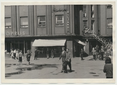 foto, Viljandi, V. Kingissepa (Lossi) ja Tartu tn ristmik, Tallinna Kinostuudio mängufilmi "Ühe katuse all" võtted, 1962, foto A. Kiisla  similar photo