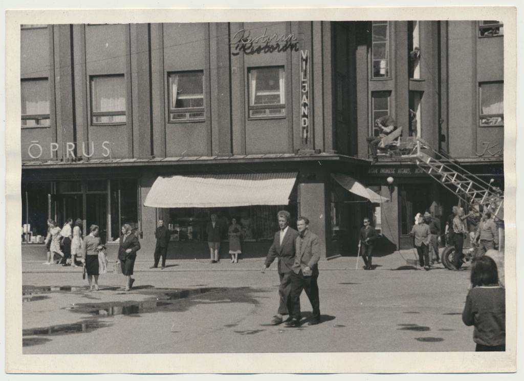 foto, Viljandi, V. Kingissepa (Lossi) ja Tartu tn ristmik, Tallinna Kinostuudio mängufilmi "Ühe katuse all" võtted, 1962, foto A. Kiisla