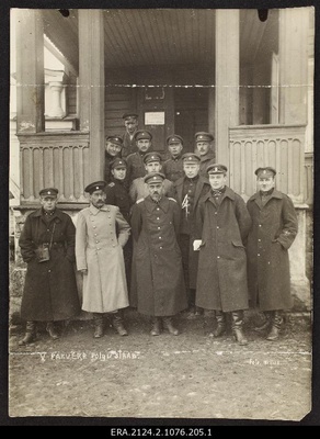 5. Footpolku staple group photo at the staple in the staple in the staple in Irboska: Adjutant Under Captain Voldemar Liiv, Under Colonel Johann Stahl, Chief of Stap Colonel Siegfried Pinding, Chief Assistance of the Road Under Captain Jakob Munner, junior Lieutenant Ralf Teiman, flagman Roge, flagman Oeso nickname Vassil, junior Lieutenant Karl Georg Zimmermann, junior Lieutenant Karl Mangus, junior Lieutenant Haas, junior Lieutenant Männik and military officer Heinrich Kiiver  duplicate photo