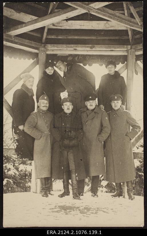 Group of officers [5. From the legislature; among them Bergmann?] Together with two women, a group photo of wood in the background of the pavilion during winter
