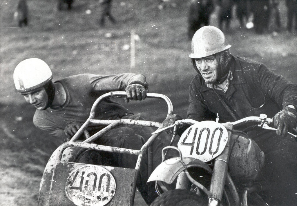 Foto. Eesti NSV esivõistlused motokrossis 1964.a. Kubijal Meegomäel 22.-23. veebruaril. Külgkorvdi.