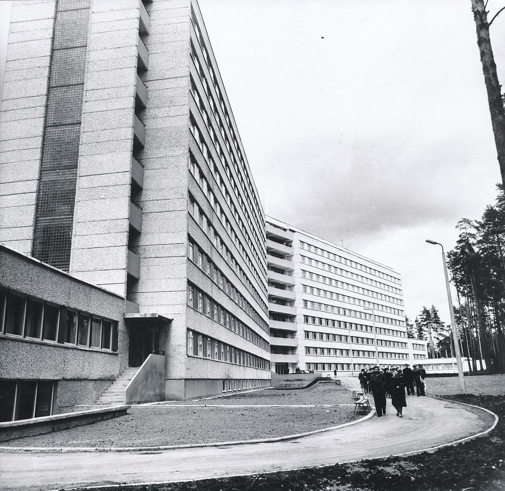 Foto. Võru haigla Kubijal,  vaade tagaküljelt 15.mail 1982.a.